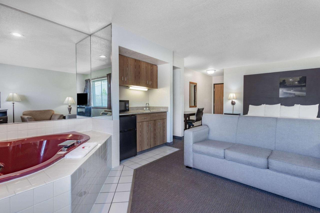 Super 8 By Wyndham La Crosse Hotel Exterior photo