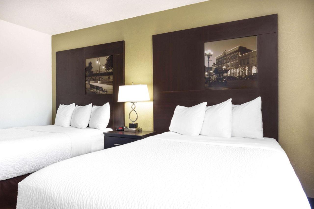 Super 8 By Wyndham La Crosse Hotel Exterior photo