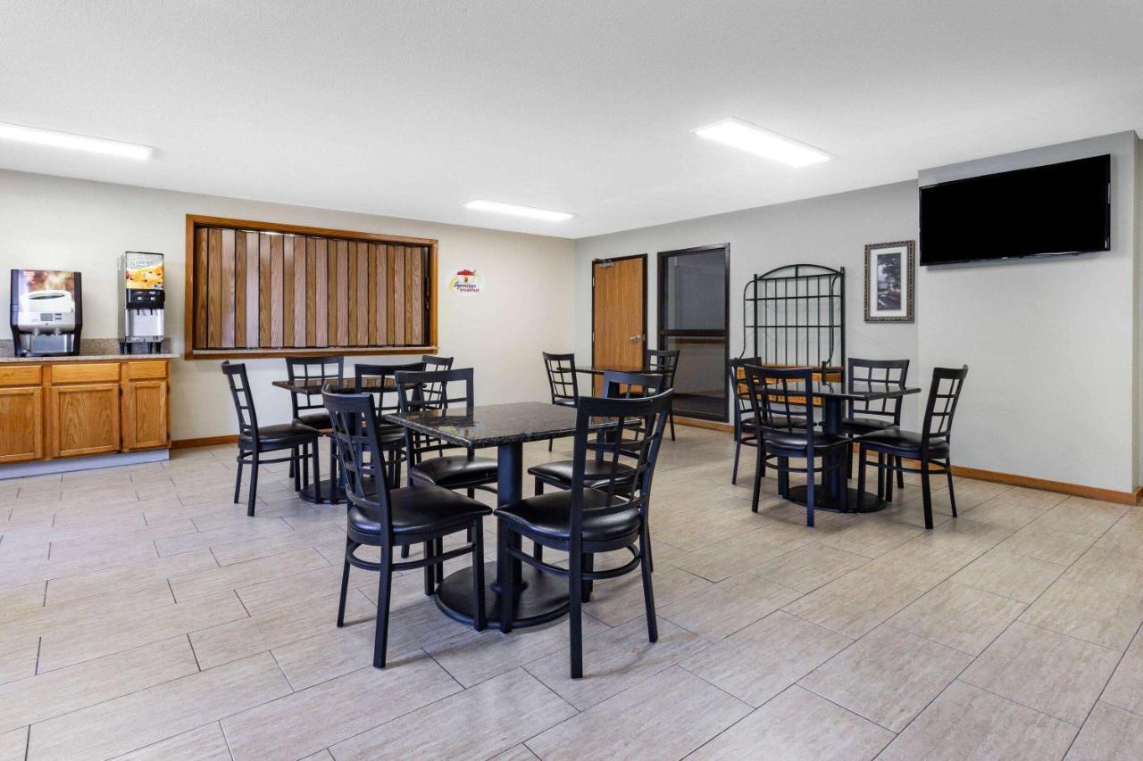 Super 8 By Wyndham La Crosse Hotel Exterior photo