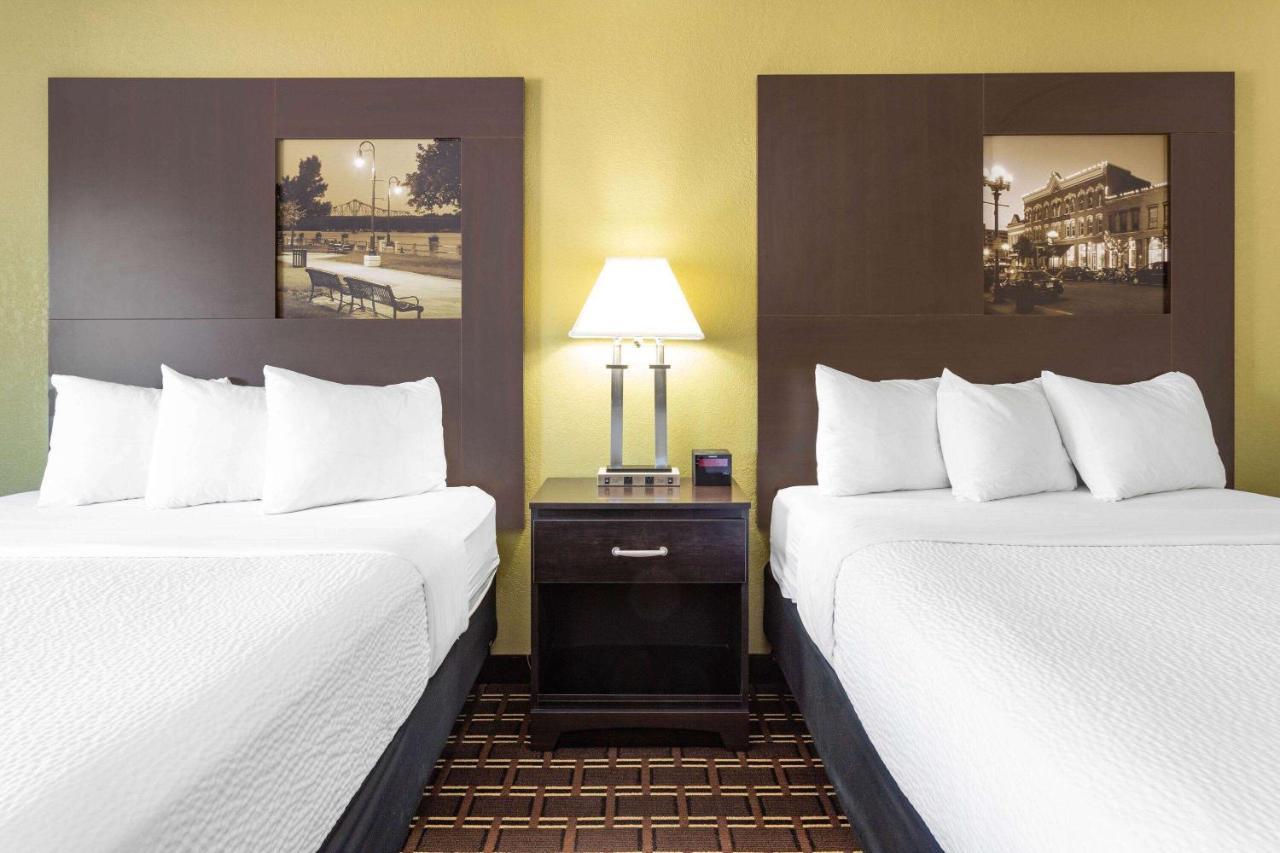 Super 8 By Wyndham La Crosse Hotel Exterior photo